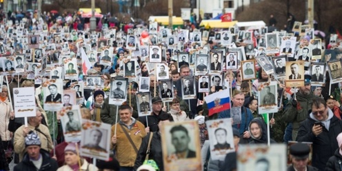 Даже на кладбище не увидишь одновременно такое количество портретов умерших людей. Жуткое зрелище. 