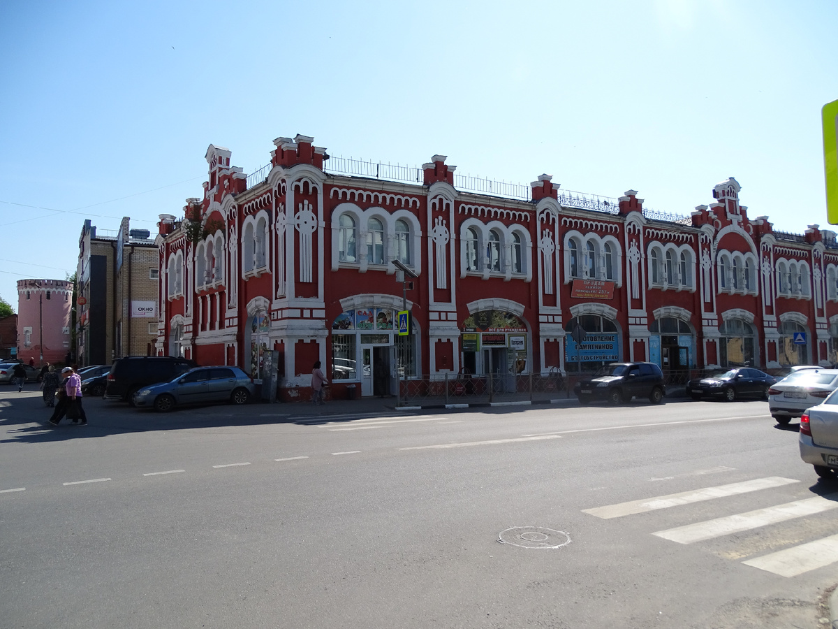 Красивое здание торговых рядов