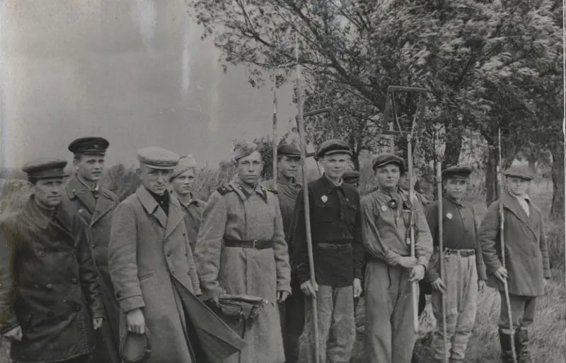 Команда минеров из Осоавиахима в Жиздринском районе.