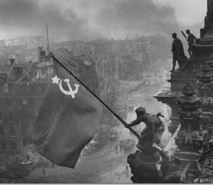 Самая известная фотография знамени на Рейхстаге