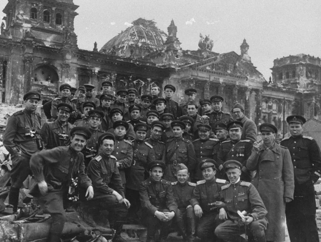 Советские люди у Рейхстага