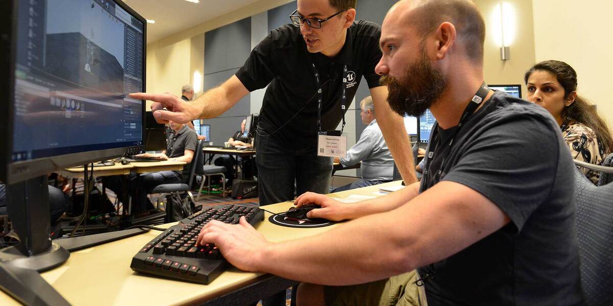 Картинка №1: Фотография небольшой команды разработчиков за работой.