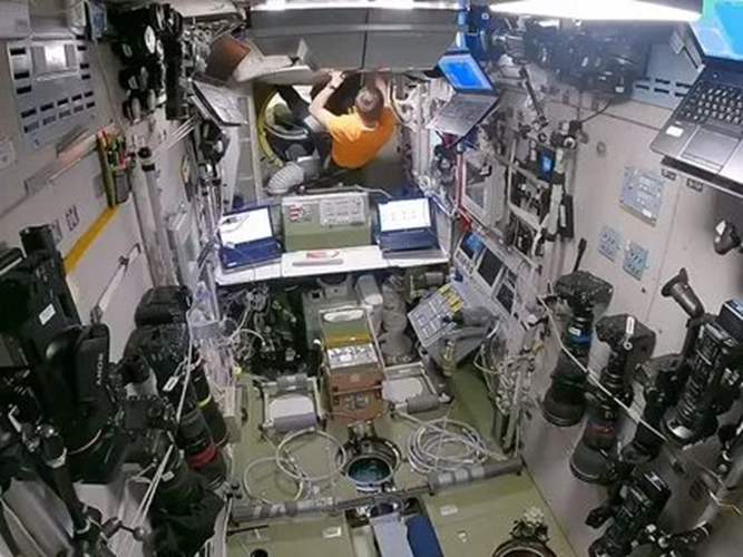 Кирилл Песков в СМ «Звезда». Фото: Роскосмос