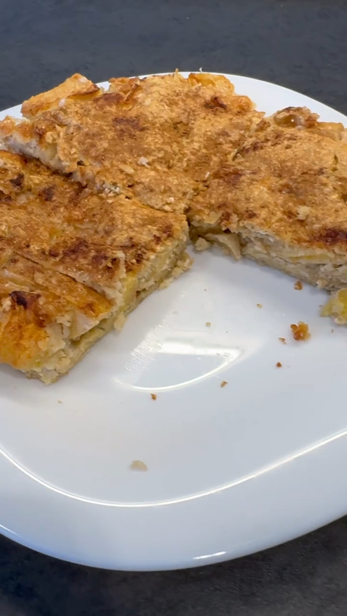 Пирог получается с хрустящей корочкой и сочной серединкой 