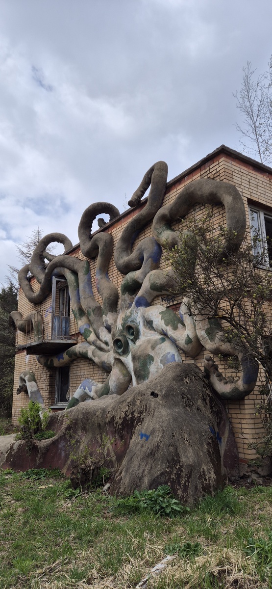 Нападение осьминога на здание