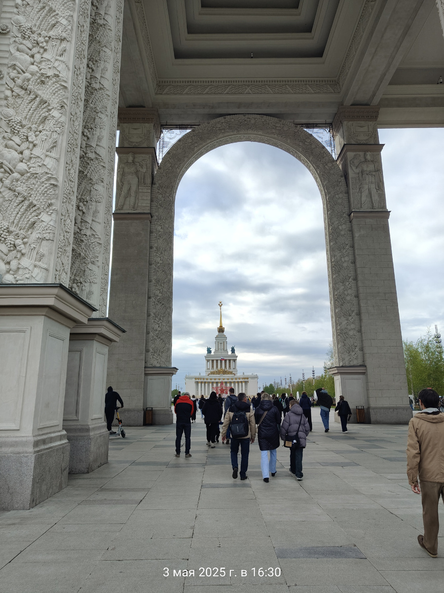 Главный вход на ВДНХ, вид на "Центральный" павильон (до 1964 года "Главный" павильон).