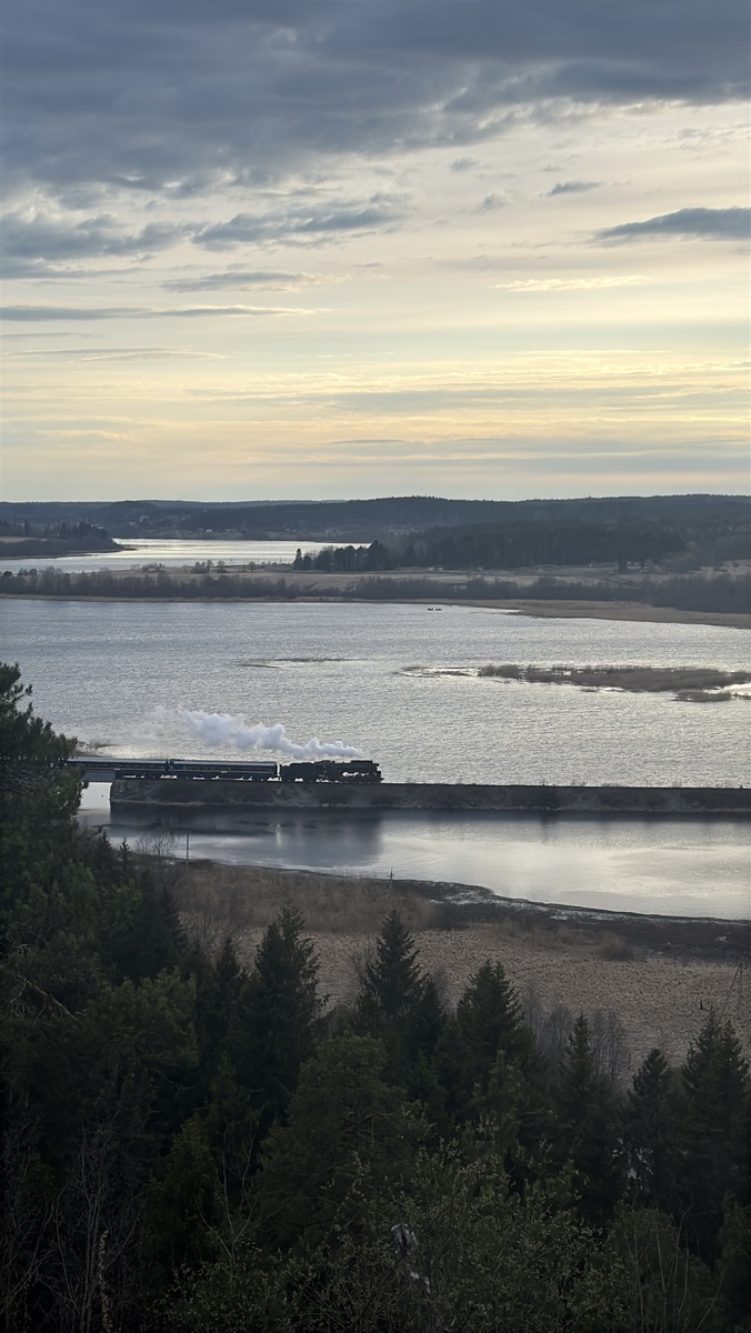 Проезжающий поезд Сортавала-Рускеала