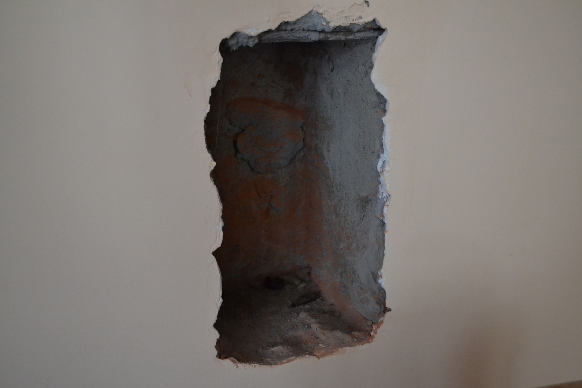 Сюда должна пристыковаться труба от печи, а дальше вверх дымоход идет внутри стены