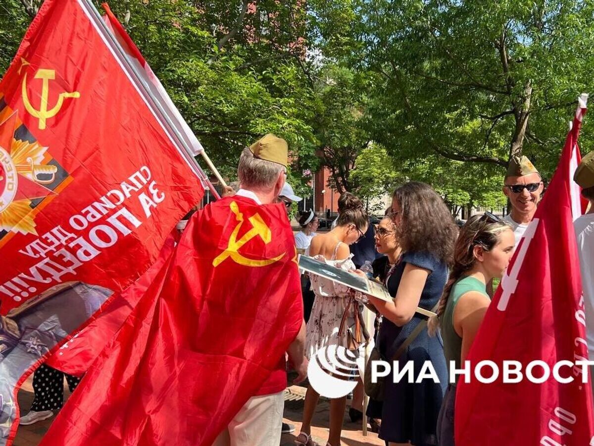    Участники акции "Бессмертный полк" в Вашингтоне© РИА Новости