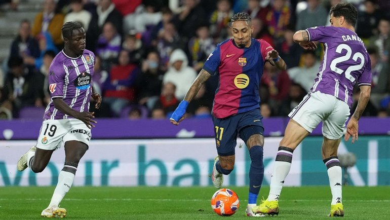   Форвард «Барселоны» Рафинья (в центре) в матче против «Вальядолида». AFP