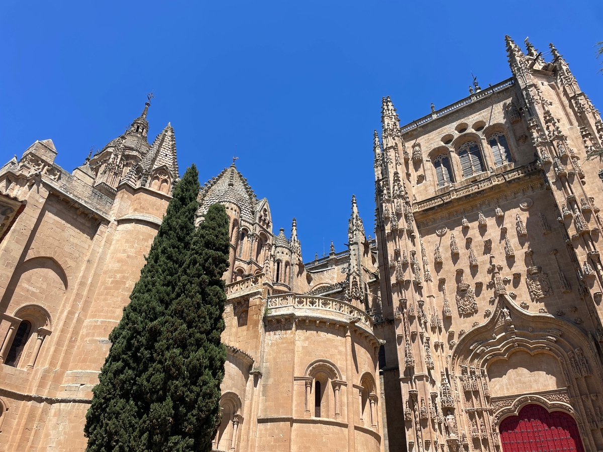 Пока мы ходили вокруг Кафедральных соборов, ничего странного не заметили