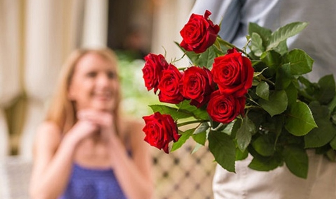 Мужчины подарите в этот день женщинам цветы.