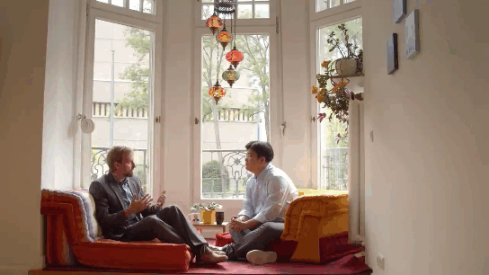 Эдвард Вессел и Чон Джэ-сон / фрагмент «Neuro Sapiens» (реж. Ли Ми-соль, 2020)