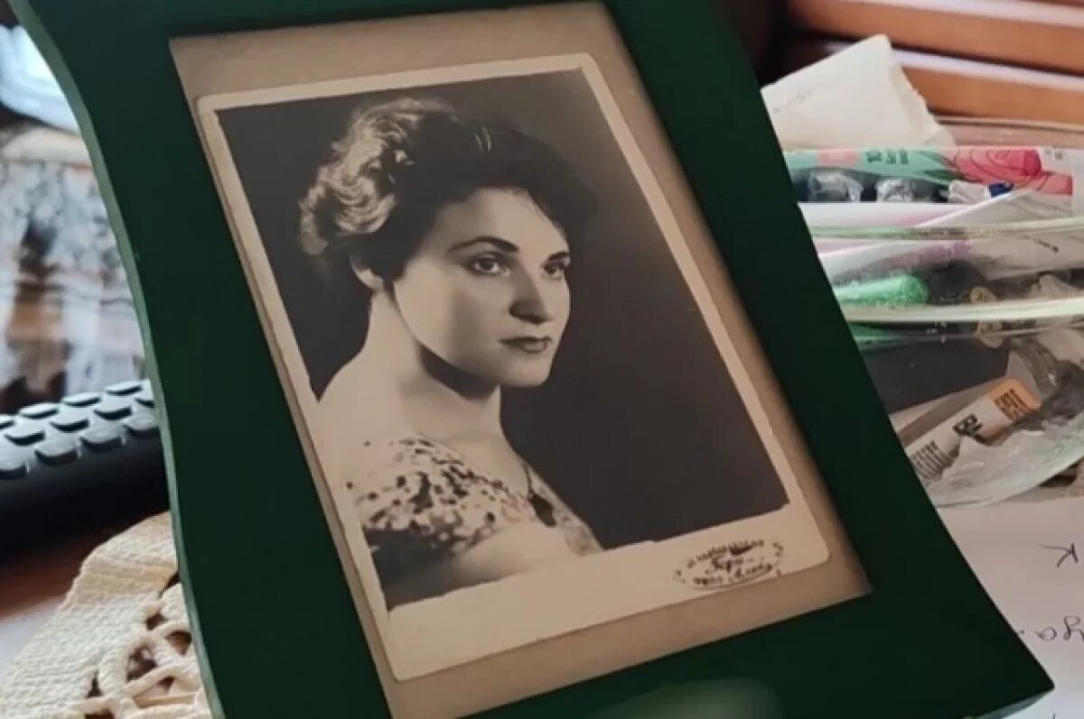    Бабушка сдала в детдом.