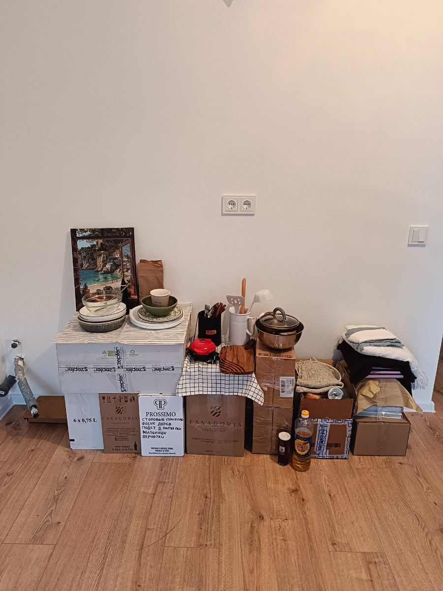 Временная "кухня". В коробках вещи, которые не понадобятся прямо сейчас. 