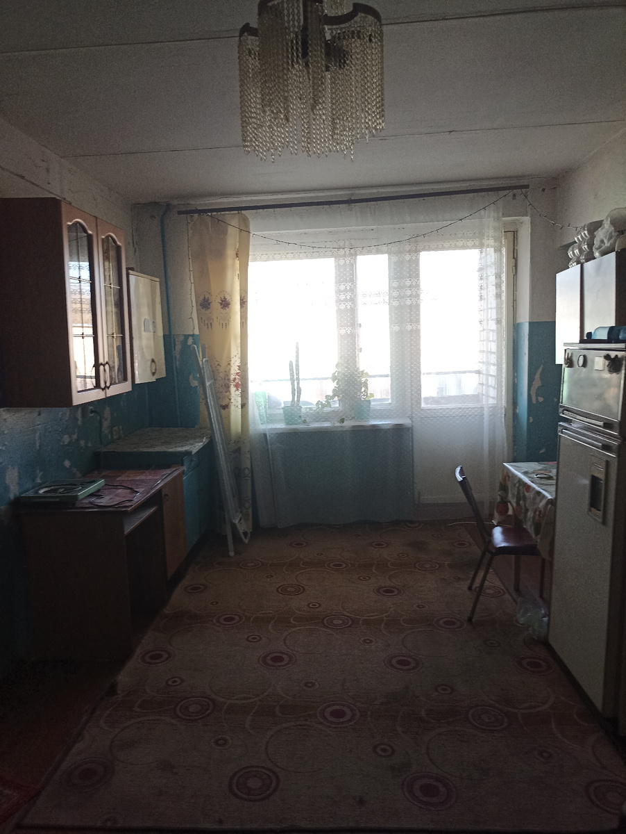 Это общая кухня. . Общий балкон, и место для приготовления пищи. 