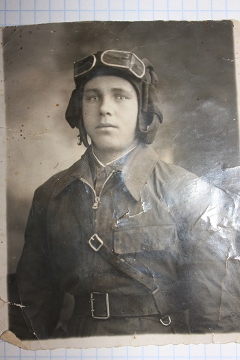 Фотографии Татьяны Немшановой из семейного архива. На фото Изюмов Иван. 1941 год. Город Гродно. Май месяц! За месяц до начала войны