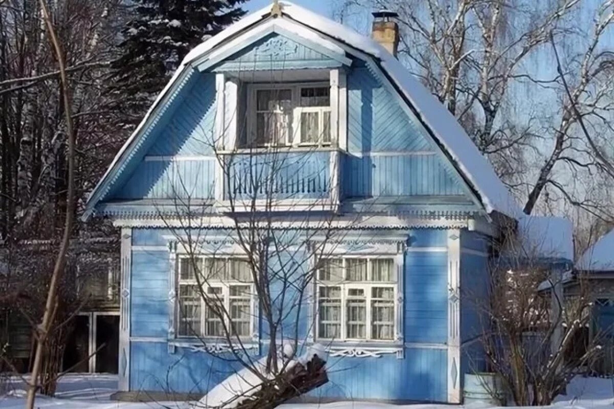    Хозяева домика терпели угрозы и давление, но не давали его снести.