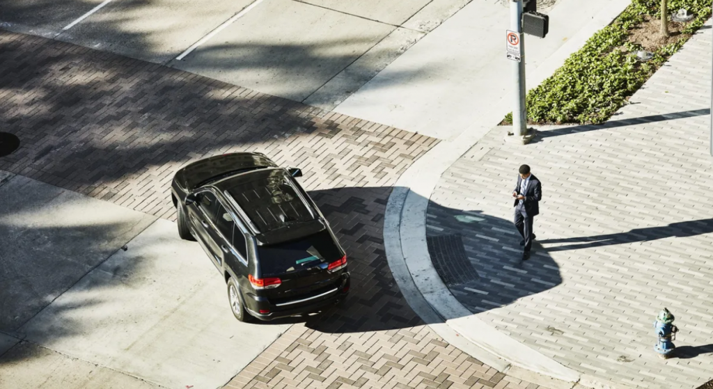 Пешеходам нужно быть осторожнее: есть высокая вероятность повторного удара и другие последствия - при ДТП с кроссовером / внедорожником.