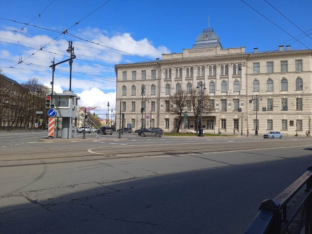 Технологический институт.В этом институте, сколько себя помню, трудился мой отец стелодувом. 