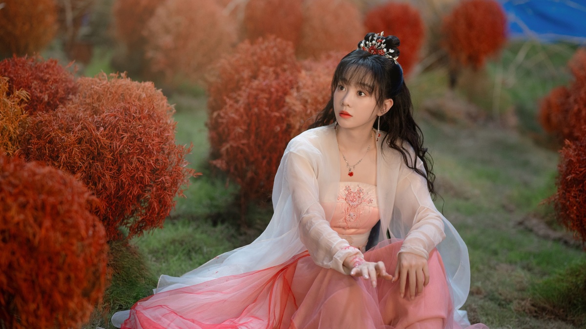 Актриса Ху Исюань в роли Хун Нин в дораме «Когда цветы опадут, мы встретимся вновь»
