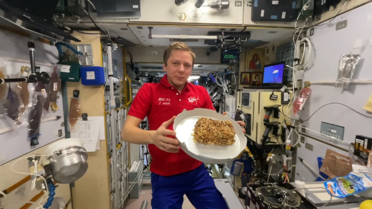     Космонавт из Красноярского края Кирилл Песков приготовил торт на МКС