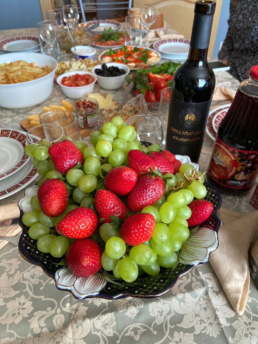 Обычно дни рождения проходили за накрытым столом.