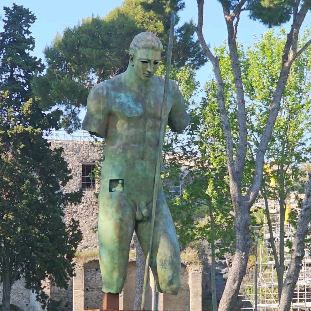 Фото скульптуры Описия, которое прислал мой хороший знакомый Артём Евгеньевич. 