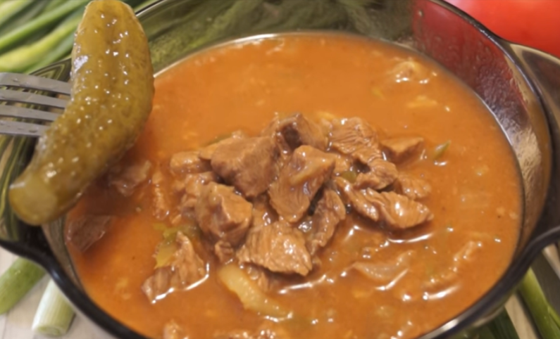 Гуляш из говядины с подливкой. Такой рецепт и способ с заливкой раньше не знала.