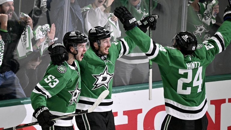    Хоккеисты «Далласа» праздную гол в ворота «Колорадо» 4 мая.Imagn Images USA Today Sports
