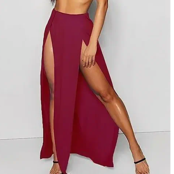 Девушка в юбке с разрезами, как в 90-х..