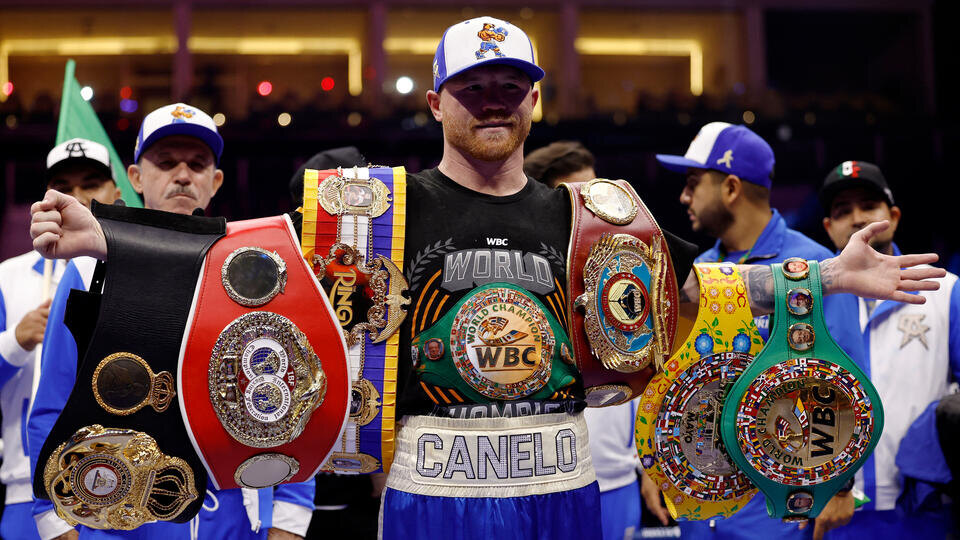     Боксер Сауль Альварес вернул звание абсолютного чемпиона мира REUTERS/Hamad I Mohammed