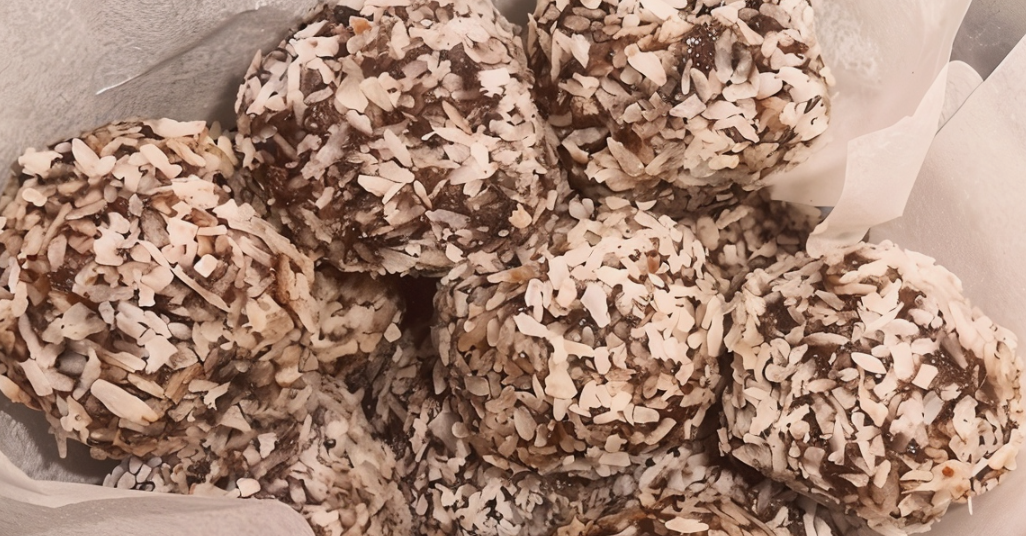 Домашние конфеты из киноа и чернослива в обсыпке. Источник фото eda.ru