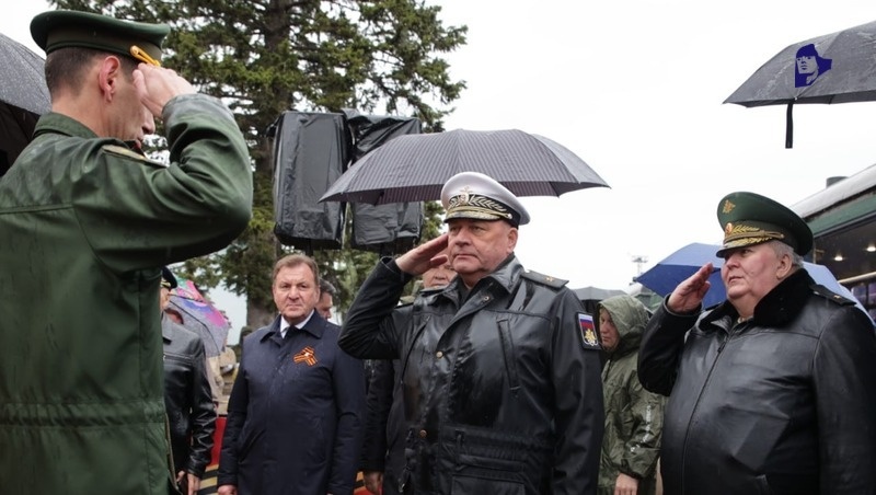    Руководитель акции, контр-адмирал Александр Гринкевич (по центру, в белой фуражке) Фото: ИА «Победа26»