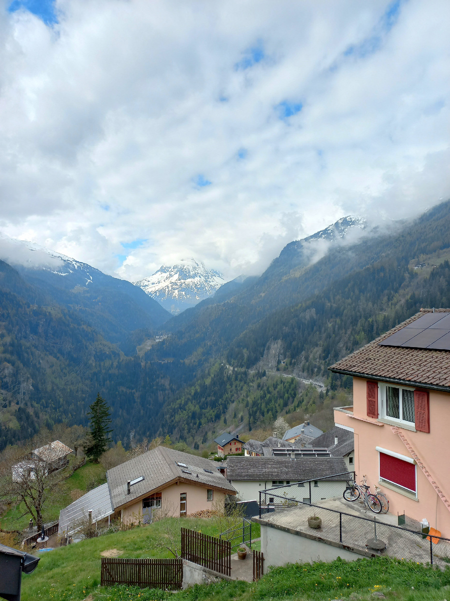 Вот он посёлочек Фау среди гор. А вдалеке, у заснеженной вершины, виднеется посёлок где живём мы.)