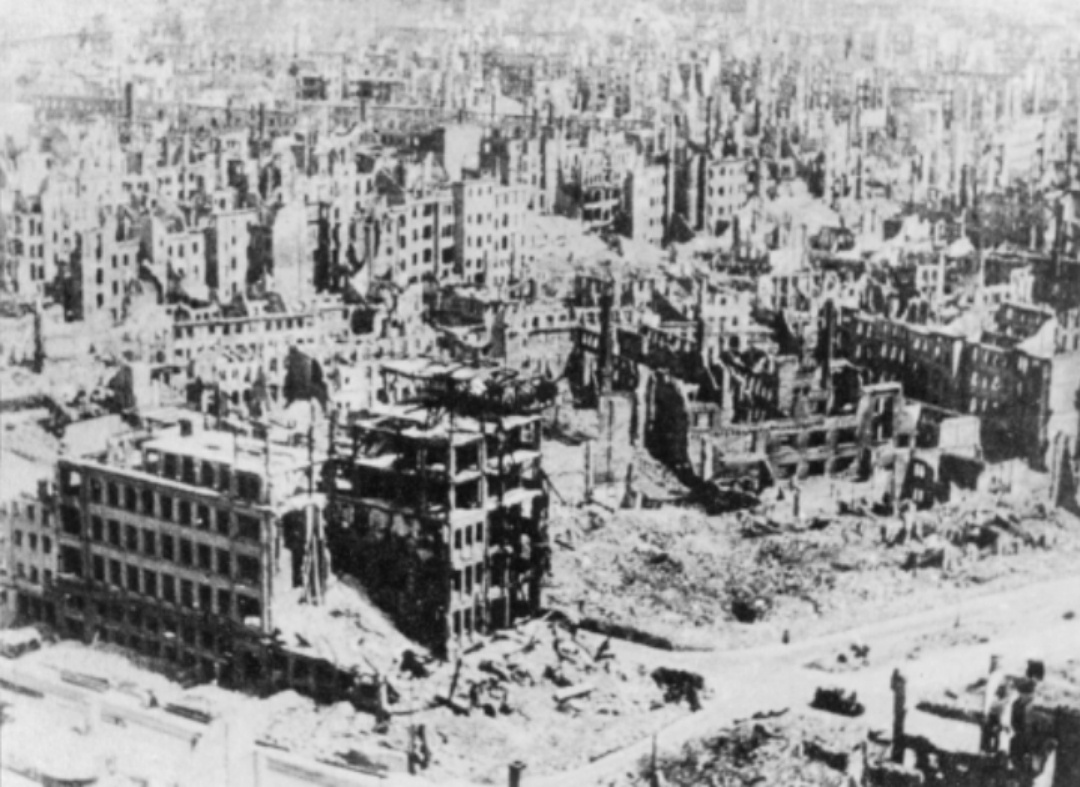 Дрезден после бомбардировок союзнической авиацией. 1945 год.