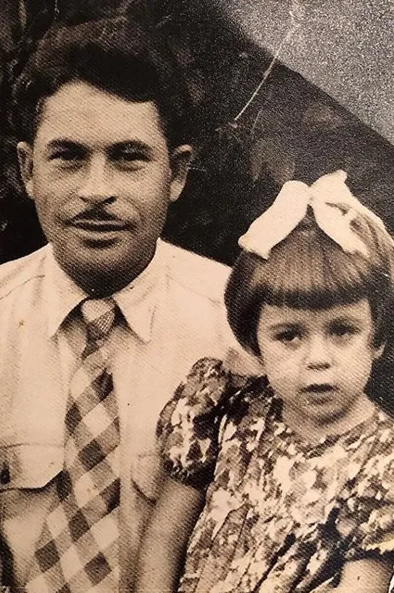 Маленькая Люба со своим папой