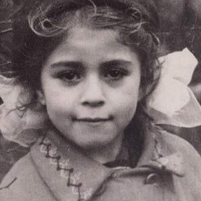 Совсем маленькой девочкой она начинала удивлять окружающих свой любовью к исполнению песен