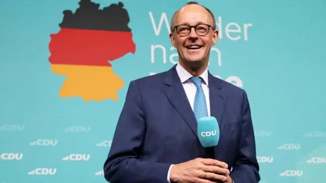 Подпись к фото,Пост канцлера Германии скоро займет Фридрих Мерц. АдГ станет официальной оппозицией, как крупнейшая партия, не входящая в его будущее правительство.Автор фото,Reuters