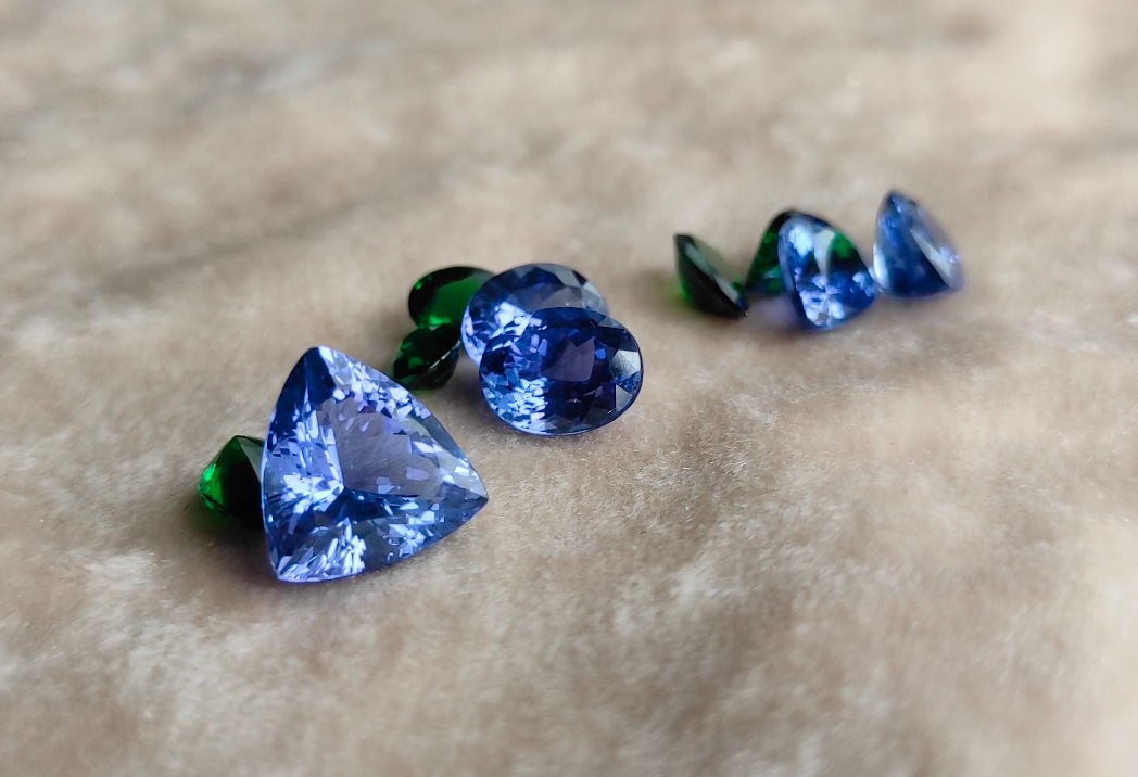 Танзаниты доминируют над цаворитами. Фото автора. на фото настоящие тунзаниты и цавориты.