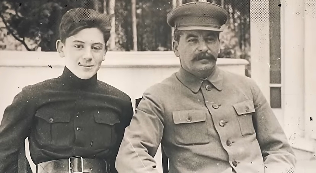 Василий Сталин (слева) и Иосиф Сталин (справа). Фото с интернета