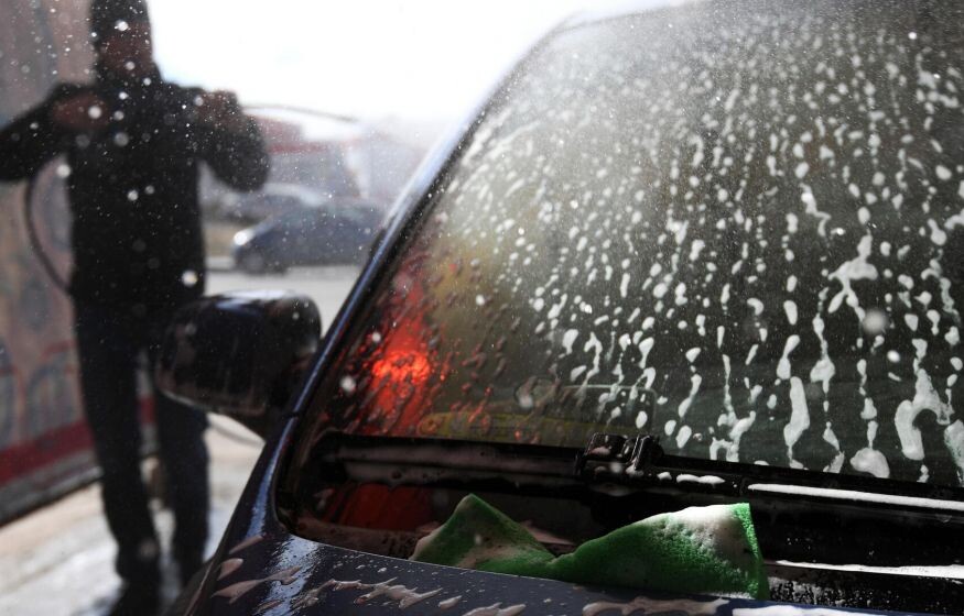    За мытье машины могут выписать штраф: что нужно знать