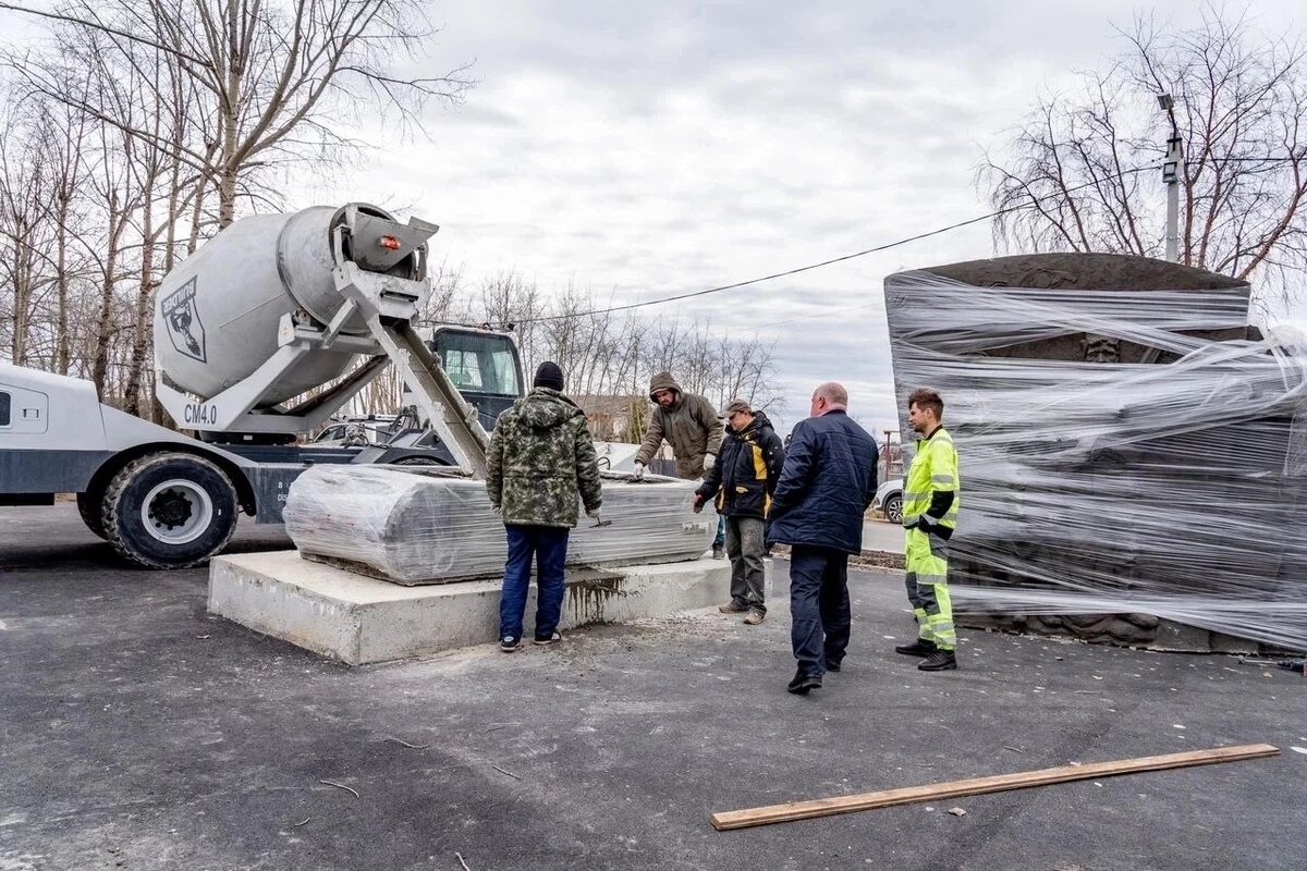    В Нягани идёт монтаж памятника труженикам тыла