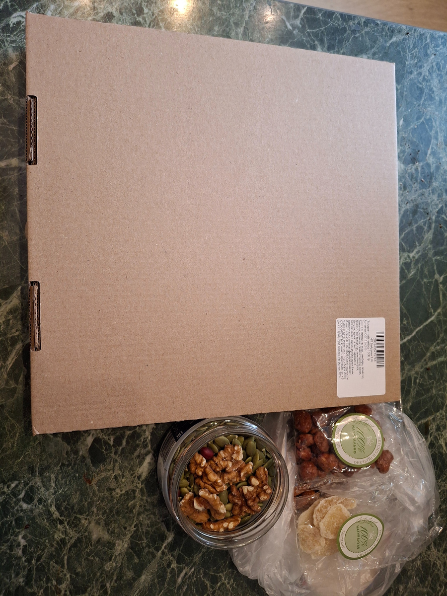 Коробка не открытая и рядом содержимое открытой. Фотография сделана автором 