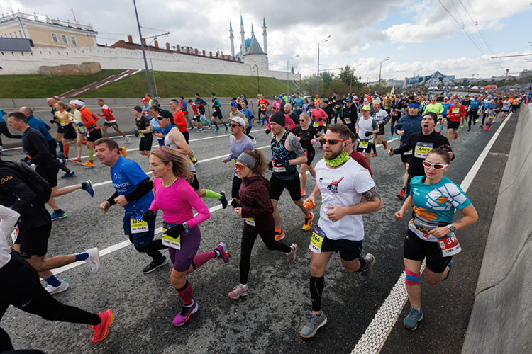   Впервые к 30-тысячному снаряду «Казанский марафон» подобрался в 2024-м, когда собрал 28 тыс. участников. И вот заветный 30-тысячник взят со второй попытки в нынешнем году.   
Фото: «БИЗНЕС Online»