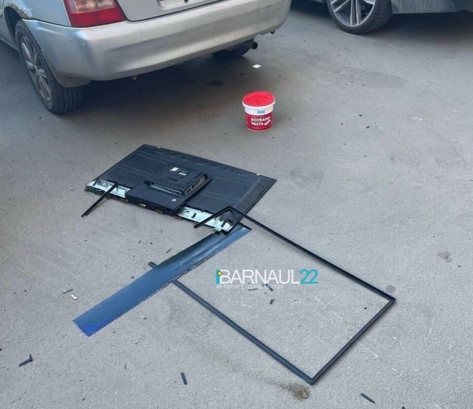    Упавший телевизор. Источник: Barnaul 22