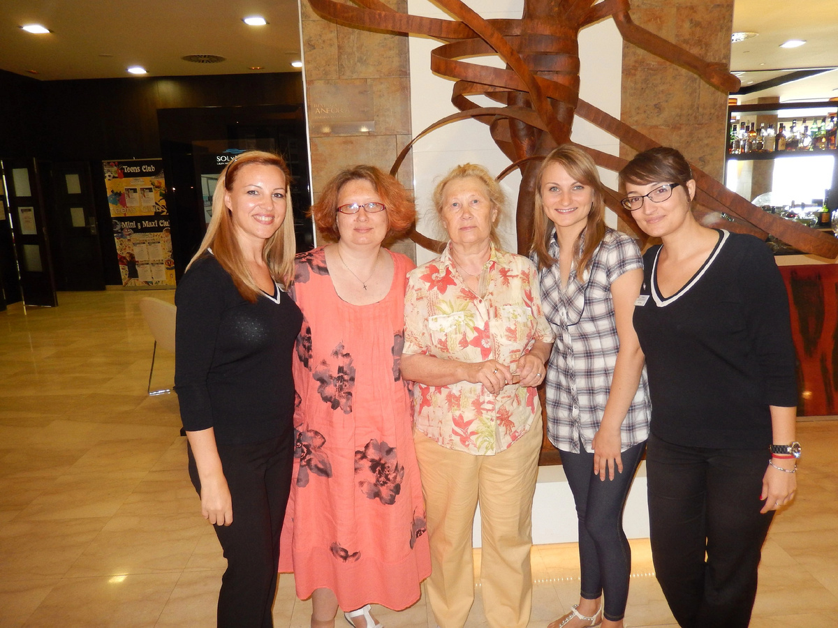 Мы с мамой и девочки с ресепшен в конце нашего пребывания. Кстати, платье купила именно там💖