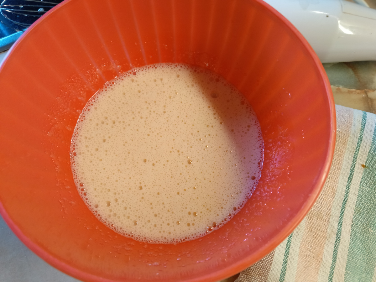 фото автора:взбиваю яйца с сахаром