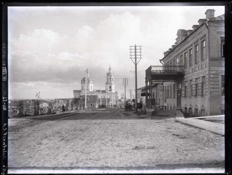 Справа на фото дом Якова Гусева, деда Матвея Гусева, на улице Казанской. В этом доме будущий астрофизик жил до окончания Вятской гимназии. 
