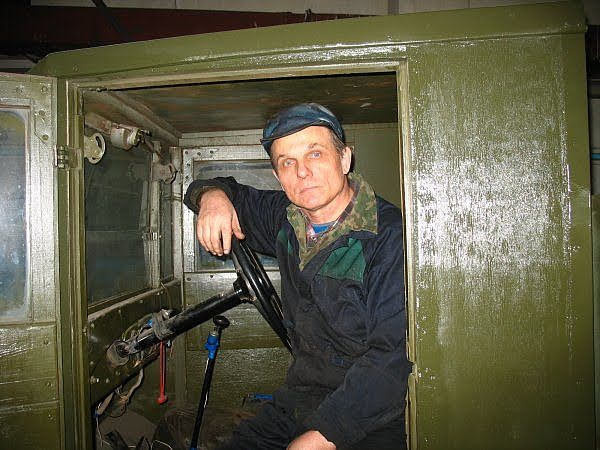 Это я молодой готовлю Зис 5 к параду на 9 мая ....!
